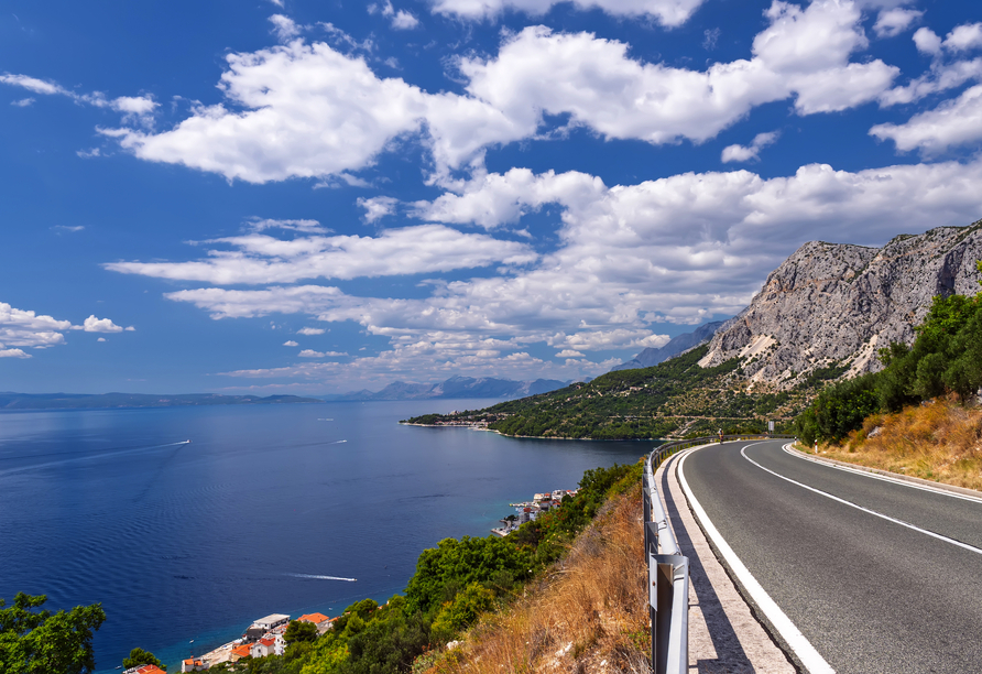Lassen Sie sich bei Ihrer Fahrt nach Dubrovnik von der malerischen Makarska Riviera verzaubern.