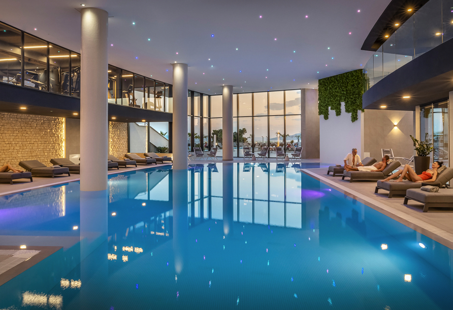 Ruhige Atmosphäre und angenehme Wärme begleiten eine erholsame Auszeit im Hallenbad.