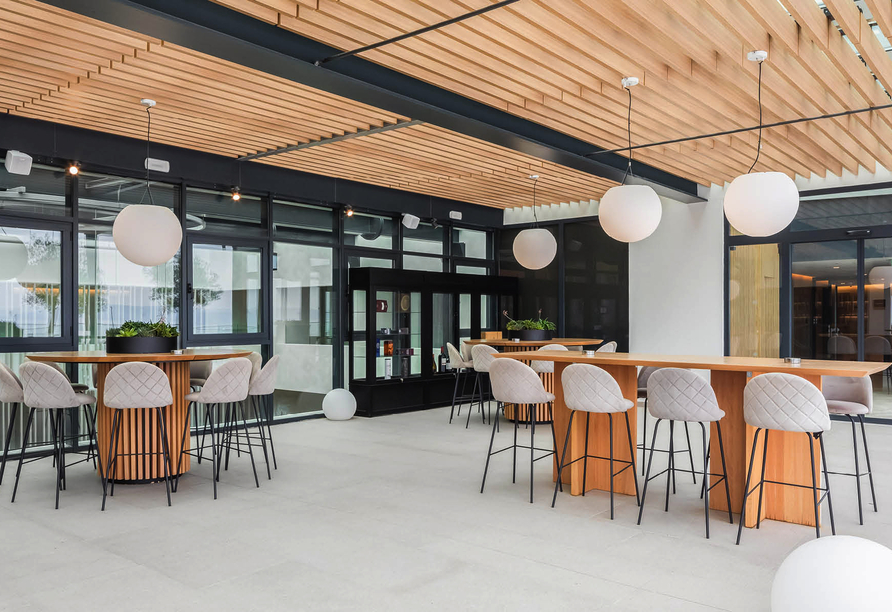 Holen Sie sich Ihr Lieblingsgetränk und setzen Sie sich an die frische Luft.