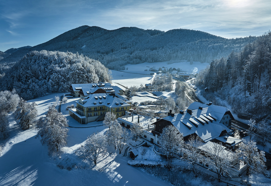 Luftansicht des Arabella Jagdhof Resorts am Fuschlsee