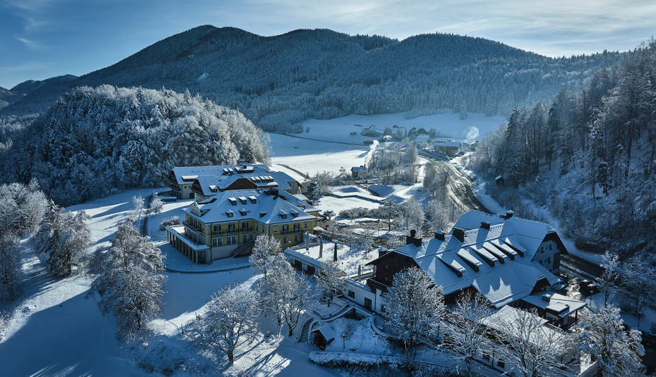Luftansicht des Arabella Jagdhof Resorts am Fuschlsee