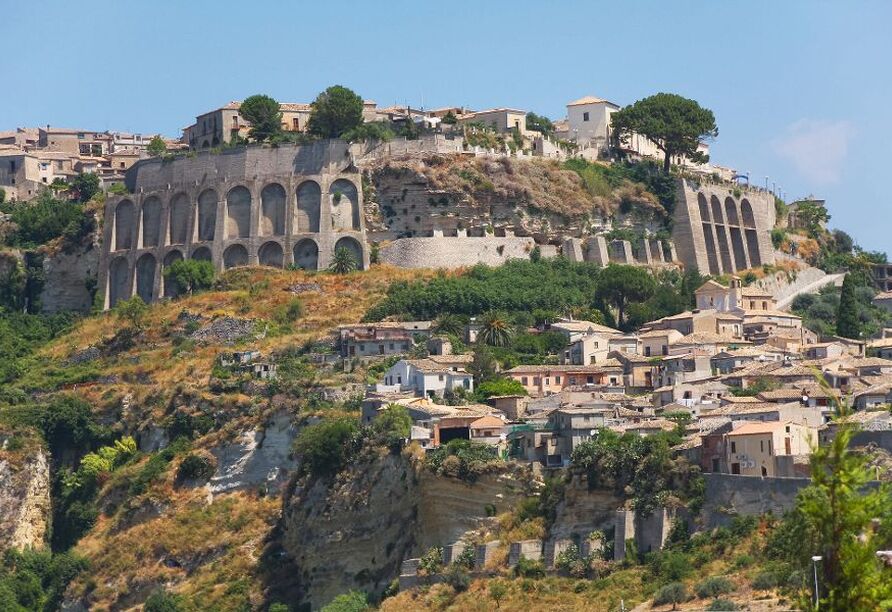 Gerace liegt auf einem Felsenplateau und schenkt Ihnen eine Atmosphäre, die Zeit und Alltag vergessen lässt.