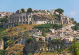 Gerace liegt auf einem Felsenplateau und schenkt Ihnen eine Atmosphäre, die Zeit und Alltag vergessen lässt.