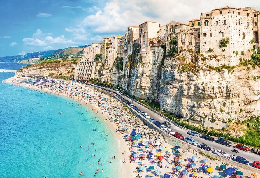 Lassen Sie sich vom Duft kalabrischer Küche und dem Blau des Meeres in Tropea verführen.