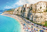 Lassen Sie sich vom Duft kalabrischer Küche und dem Blau des Meeres in Tropea verführen.
