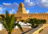 Kairouan gilt als eine der heiligsten Städte der islamischen Welt und verzaubert mit ihrer eindrucksvollen Großen Moschee.