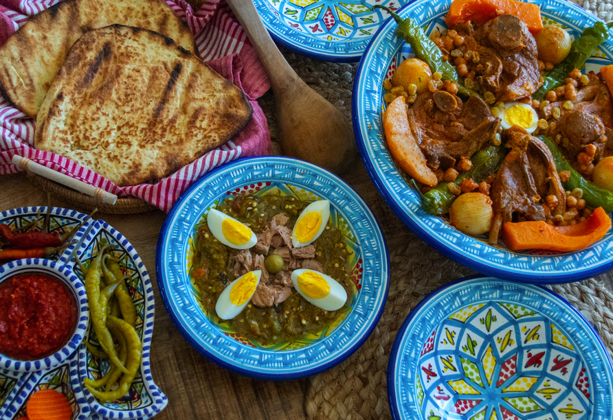 Tunesiens Küche verbindet mediterrane Leichtigkeit mit orientalischer Würze und verwöhnt Sie mit herzhaften, vollmundigen Aromen.