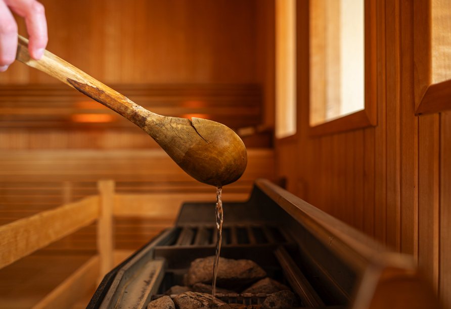 Freuen Sie sich auf einen wohltuenden Aufguss in der Sauna.