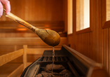 Freuen Sie sich auf einen wohltuenden Aufguss in der Sauna.