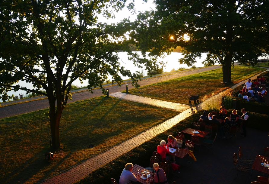 Genießen Sie den Blick auf den malerischen See.