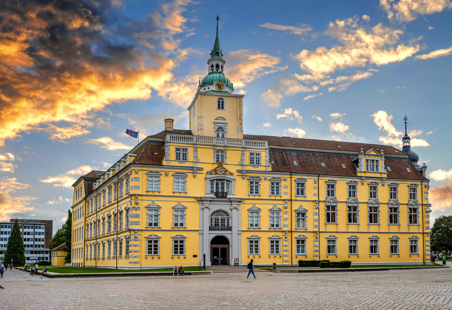 Entdecken Sie Oldenburg mit dem Schlossplatz und Landesmuseum.