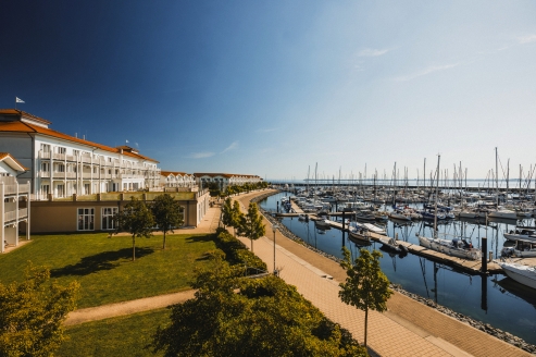 Ihr Hotel erwartet Sie direkt am beeindruckenden Yachthafen.