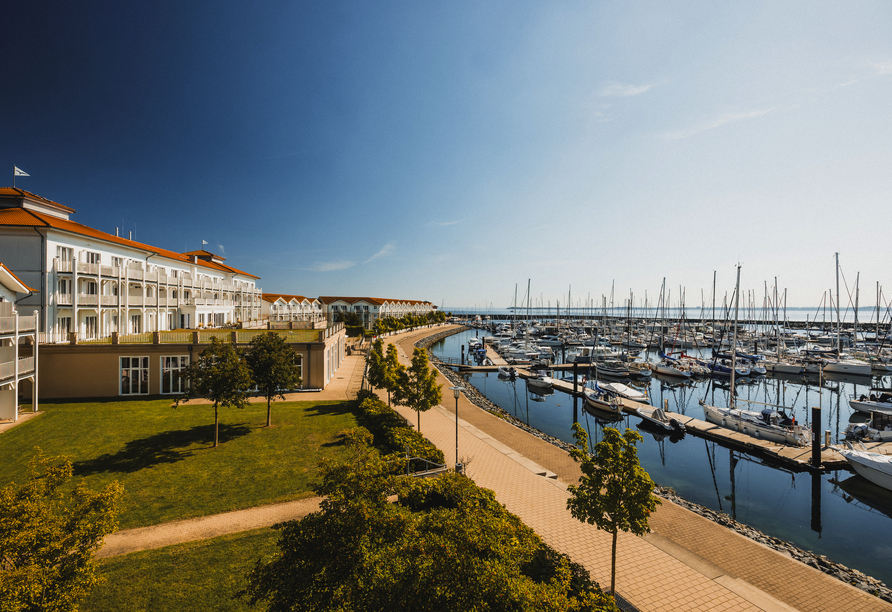 Ihr Hotel erwartet Sie direkt am beeindruckenden Yachthafen.