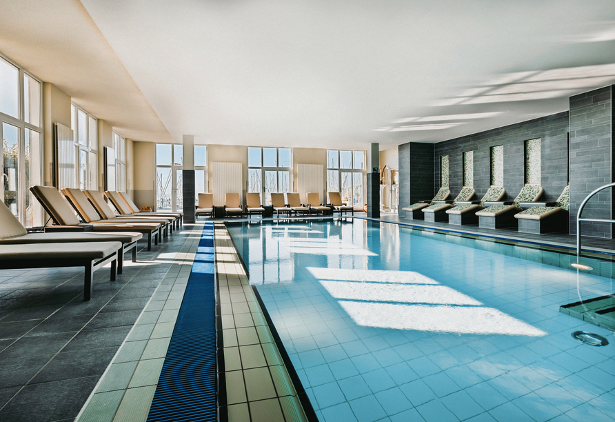 Im Hallenbad können Sie den Alltag hinter sich lassen.