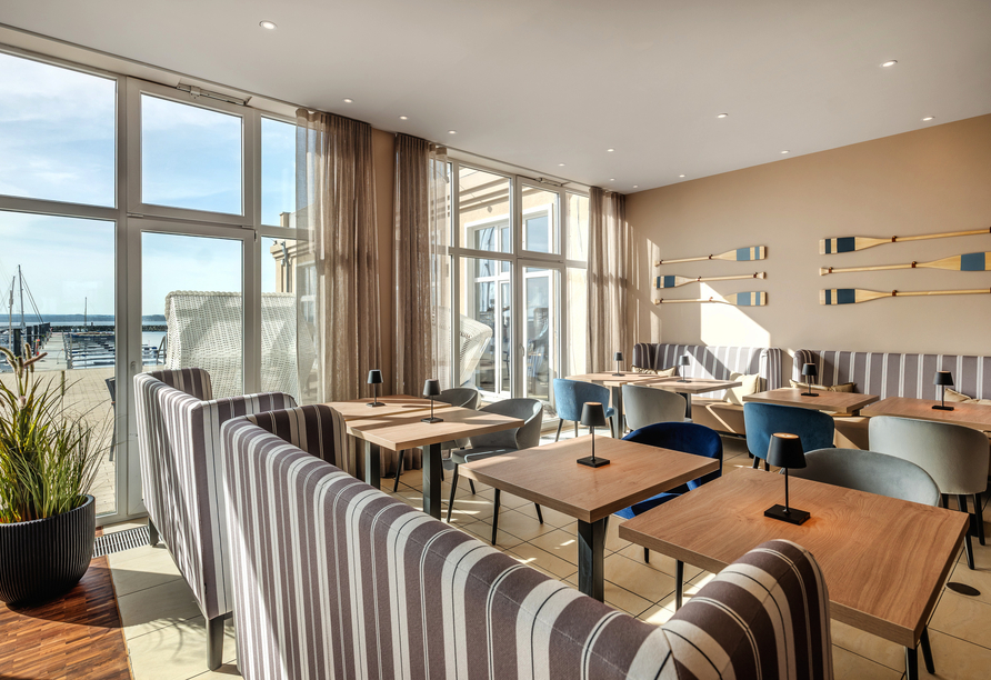 Nehmen Sie Platz im Restaurant des Hotels.