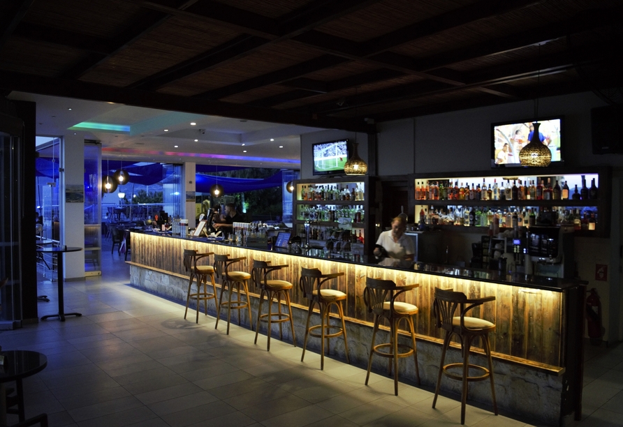 Die stilvolle Bar lädt Sie zu einem Getränk ein.