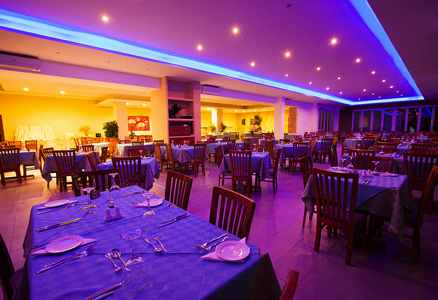 Wählen Sie Ihr Lieblingsgericht aus der Restaurant Menükarte aus.