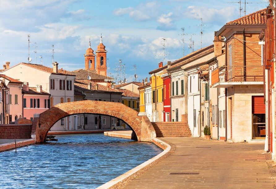 Bei Ihrem Besuch lernen Sie das idyllische Comacchio mit seinen Wasserwegen und bunten Häusern kennen.