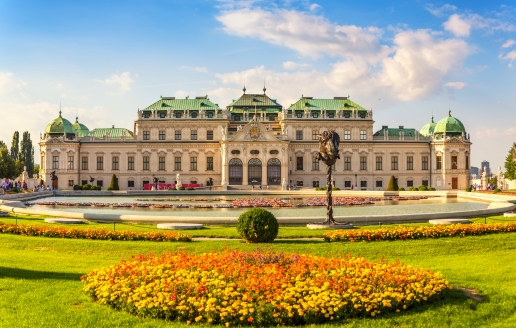 Im Belvedere trifft Kunst auf königliche Gartenpracht.