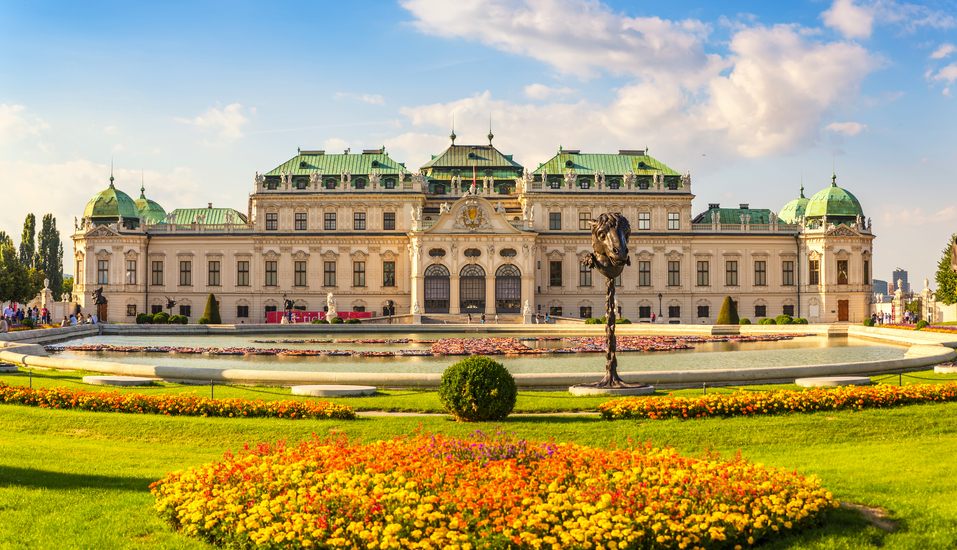 Im Belvedere trifft Kunst auf königliche Gartenpracht.
