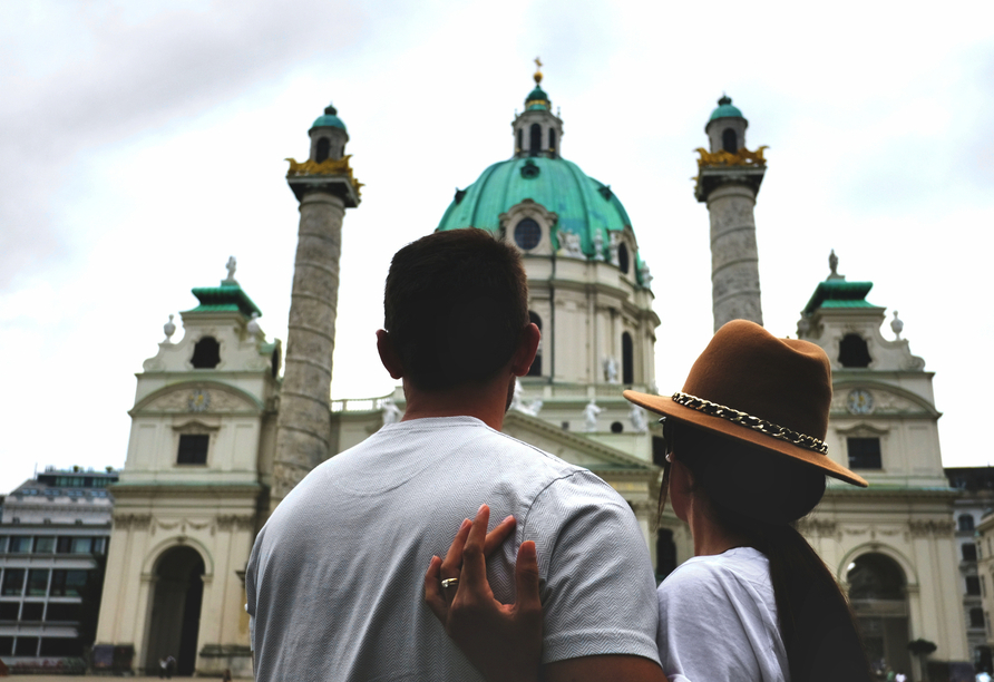 Die Karlskirche zeigt sich mit einer Anmut, die jeden Besucher für einen Moment staunen lässt.