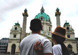 Die Karlskirche zeigt sich mit einer Anmut, die jeden Besucher für einen Moment staunen lässt.
