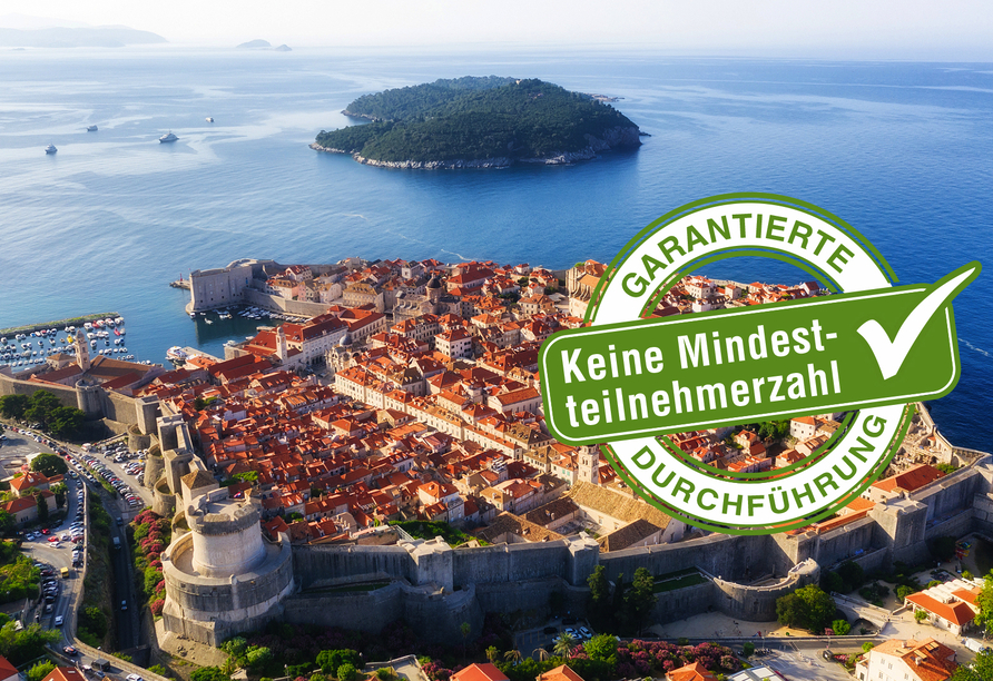 Dubrovnik liegt direkt an der Adriaküste in Kroatien.