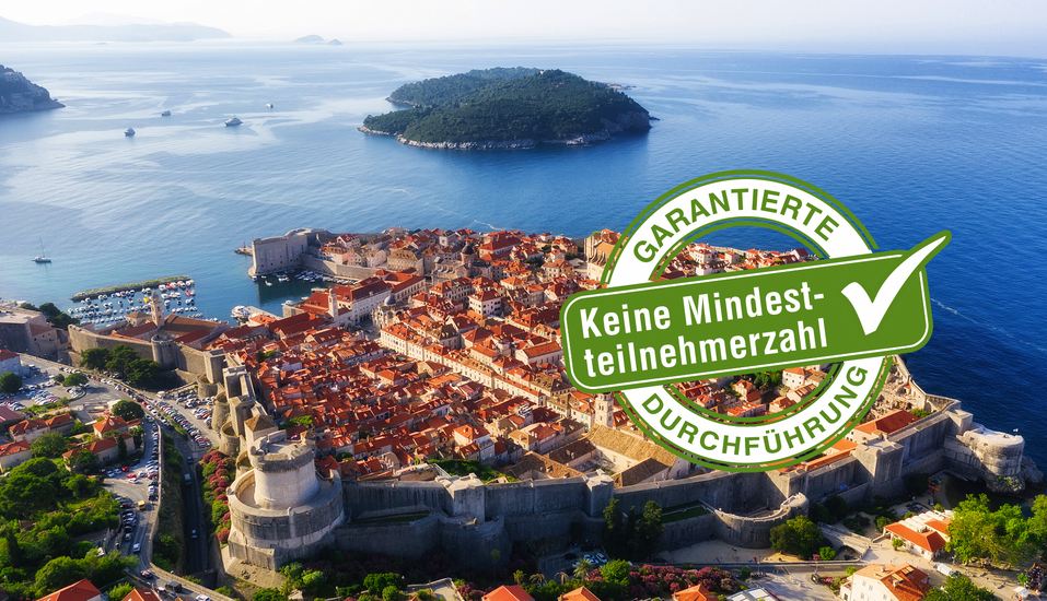 Dubrovnik liegt direkt an der Adriaküste in Kroatien.