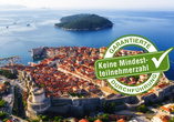 Dubrovnik liegt direkt an der Adriaküste in Kroatien.