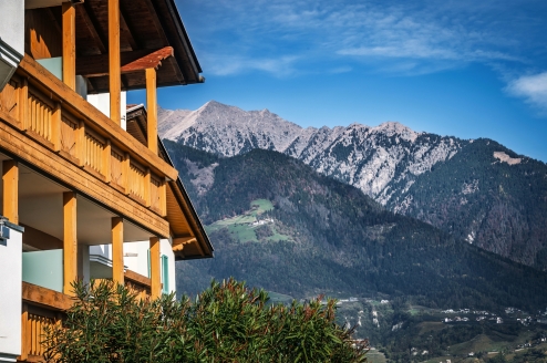 Lassen Sie sich von der tollen Lage Ihres Hotels mit Blick auf die Berge begeistern.