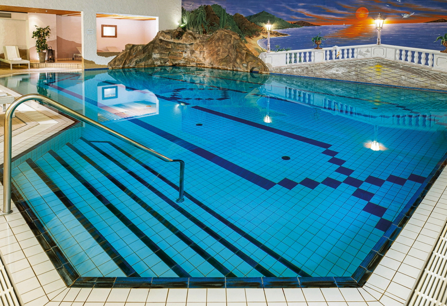 Ziehen Sie ein paar Bahnen im hauseigenen Hallenbad.