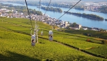 Fahren Sie in Rüdesheim mit der Gondel auf den Berg zum Niederwalddenkmal hinauf.