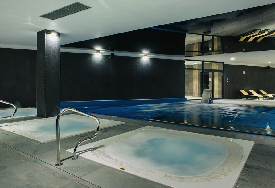 Im Hallenbad können Sie sich von der Vielzahl an Bademöglichkeiten so richtig vom warmen Wasser verwöhnen lassen.