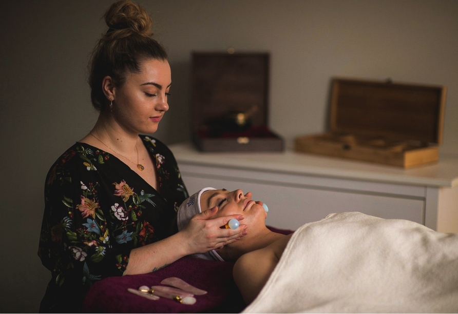 Lassen Sie sich durch verschiedenste Wellnessbehandlungen verwöhnen.