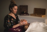 Lassen Sie sich durch verschiedenste Wellnessbehandlungen verwöhnen.