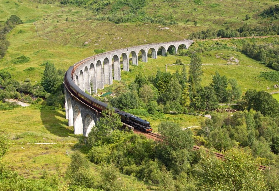Das berühmte Glenfinnan-Viadukt kennen Sie vielleicht schon aus den Harry Potter-Filmen.
