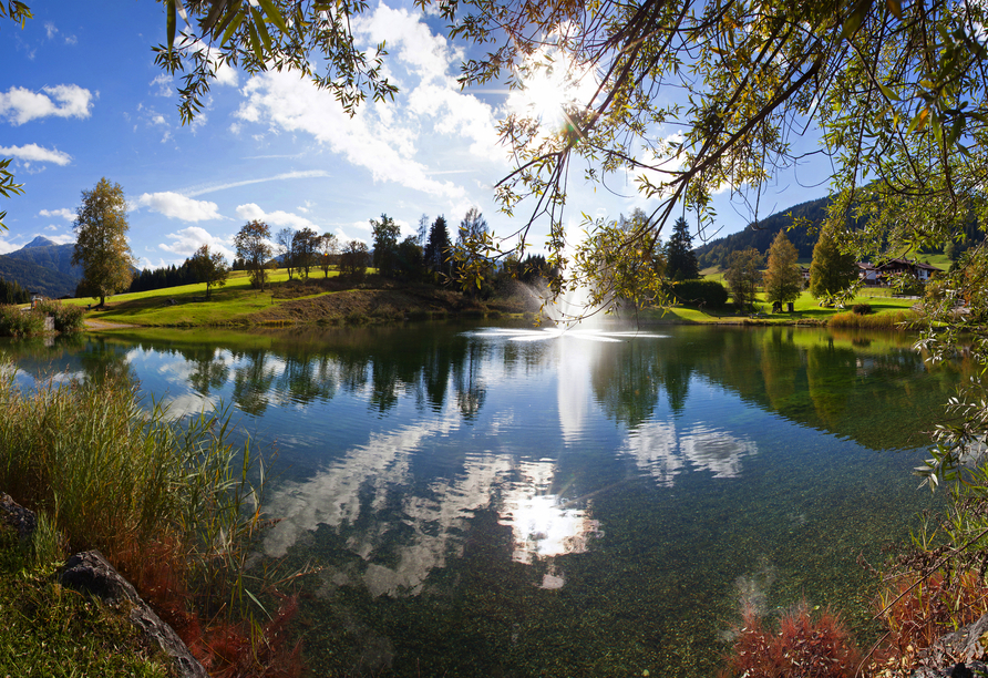 Der Reitdorfersee in Flachau bietet einen ruhigen Blick auf die Natur des Pongaus im Salzburger Land.
