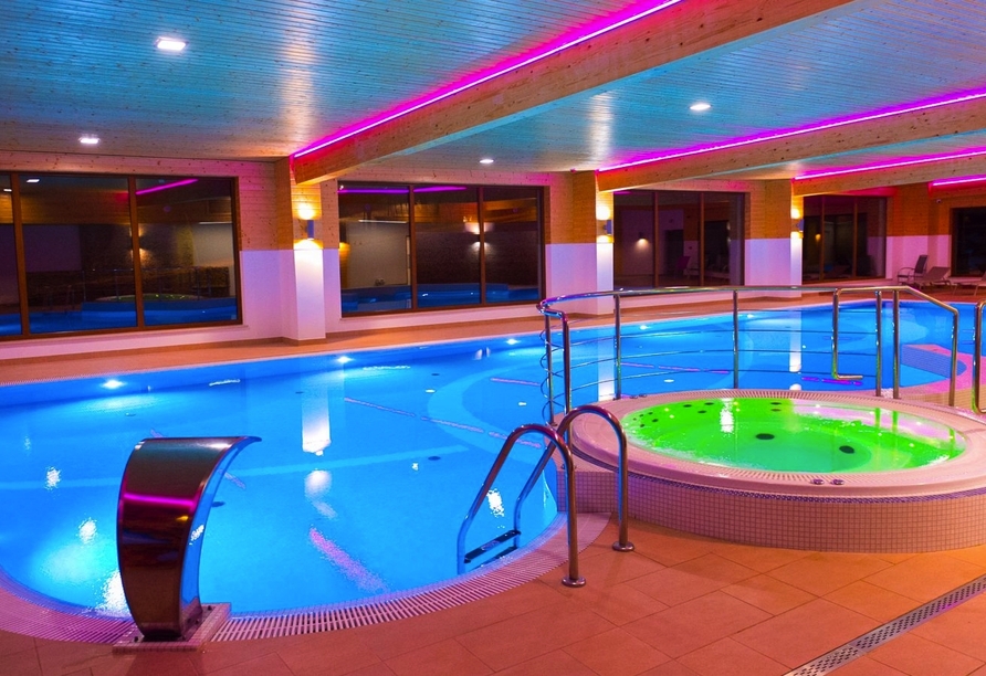 Schwimmen Sie eine Runde im hoteleigenen Hallenbad.