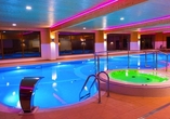 Schwimmen Sie eine Runde im hoteleigenen Hallenbad.