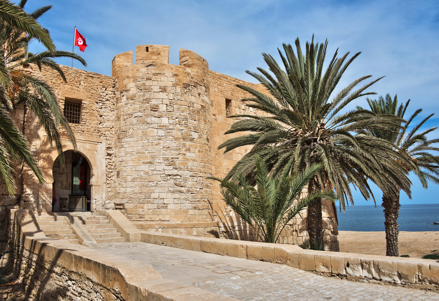 In Houmt Souk haben Sie Zeit für eigene Erkundungen. Besichtigen Sie doch die Burg Borj El Ghazi Mustafa, die größte und am besten erhaltene Befestigungsanlage der Insel.