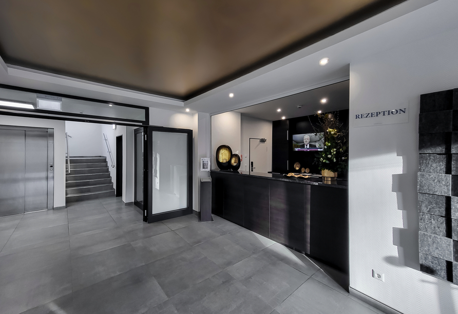 Die Mitarbeiter an der Rezeption freuen sich schon auf Sie!