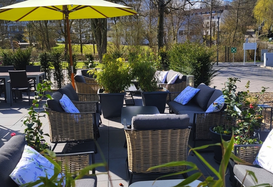 Entspannen Sie auf der Terrasse des Hotels.