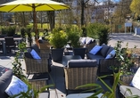 Entspannen Sie auf der Terrasse des Hotels.