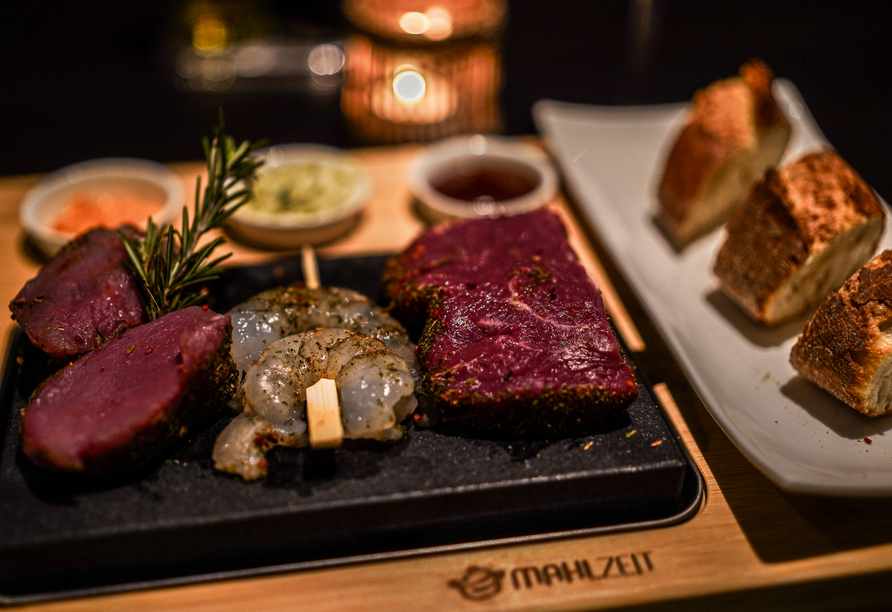 Lassen Sie sich das Essen im hoteleigenen Restaurant schmecken.