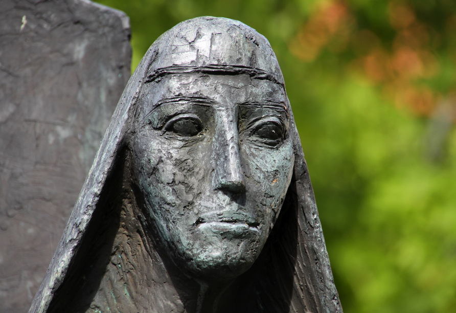 Besuchen Sie die Roswitha-Gedenkstätte.