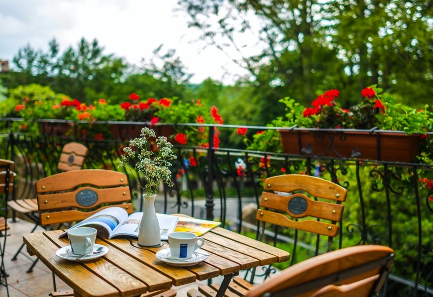 Trinken Sie mittags auf der Terrasse mit Aussicht ins Grüne Ihren Kaffee.