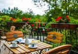 Trinken Sie mittags auf der Terrasse mit Aussicht ins Grüne Ihren Kaffee.