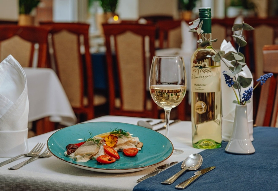 Lassen Sie sich das leckere Essen im Restaurant schmecken.