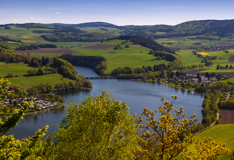 Der Diemelsee lädt zu Spaziergängen am Ufer und Bootstouren ein.