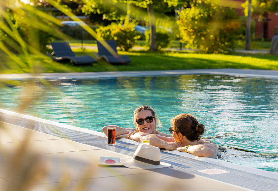 Entspannen Sie im Außenpool.